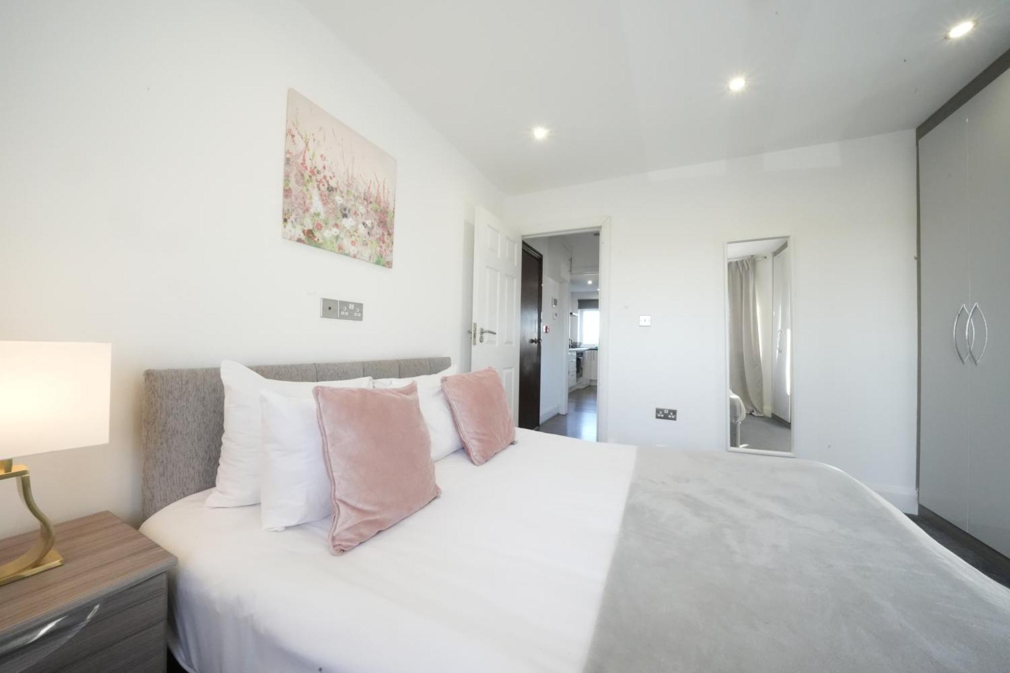 Hatton Apartments Heathrow Airport- Free Parking-Free Underground To And From Heathrow Airport Hatton Cross See Picture-See London Fast Hatton Cross To Central London 30Min Zewnętrze zdjęcie