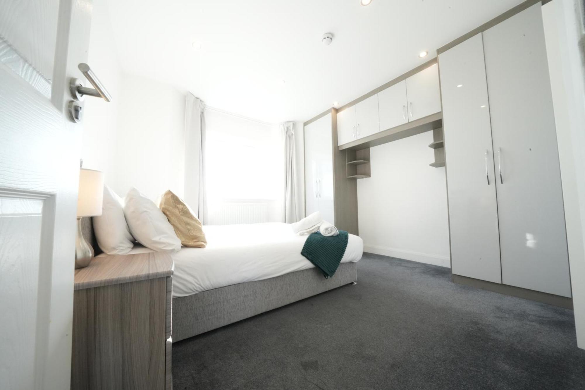 Hatton Apartments Heathrow Airport- Free Parking-Free Underground To And From Heathrow Airport Hatton Cross See Picture-See London Fast Hatton Cross To Central London 30Min Zewnętrze zdjęcie